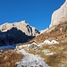 Bei der Malga Ombretta geht der Blick zum Sasso Vernale und zur Cima Ombretta Orientale - rechts im Bild die Punta di Penia.