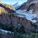 Rückblick von der Hütte ins Tal - in der Ferne sind der Pelmo und der Antelao zu sehen.