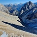 Tiefblick über den letzten Hang, im Hintergrund sind etliche hohe Dolomitengipfel.