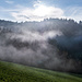 Nebelfetzen kommen entlang des schattigen Nordhangs von rechts herein und lösen sich in der Sonne auf, ein kleines Schauspiel.
