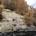 nicht so stabil, die verschiedenen Schichten - gewaltige Sandsteinblöcke sind in den Fluss gestürzt