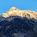 <b>Non c’è in giro nessuno. Da alcuni minuti i cannoni sparaneve sono stati spenti. Seguo la pista per circa 700 m, fino al quinto tornante della strada del passo, quotato 1608 m.</b>