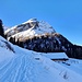 <b>A partire dall’alpeggio Windigstafel (1760 m) il bosco si apre, lo sguardo si allarga e la via punta a sud, contro il sole nascente. </b>