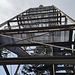 Ankunft am Friedrichsberg mit seinem Aussichtsturm, 22 Meter ist er hoch. Ein Sturm hatte vor gut 30 Jahren den damaligen Holzturm schwer beschädigt, sodass ein Abriss und Neubau, dann mit Stahl, die Folge war.