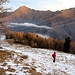 Salita lungo la pista di sci
