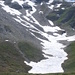 Blick zurück zu den Schneefeldern, über die wir "abgestiegen" sind - sieht hier steiler aus, als es war. Unterhalb des dunklen Gratfelsens gings los