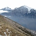Bella salita con Grigna Meridionale e Settentrionale sullo sfondo, oltre il solco della Valsassina.
