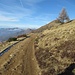 Stradina tra i pascoli che si affacciano sulla Valsassina.