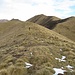 Angelo sta per raggiungere l’arrotondata Cima di Agoredo; a destra si vede il Pizzo Cornagiera (m 2049) e il sentiero per il Rifugio Santa Rita.