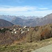 In arrivo a Pian delle Betulle con le montagne dell’Alto Lario sullo sfondo.
