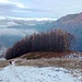 Iniziamo subito con un «dritto per dritto che ci fa risalire un pratone di fronte al parcheggio; a destra spicca il Legnone senza neve e da poco illuminato dal sole.