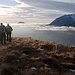 Iniziamo a percorrere le creste che ci faranno toccare le altre cime di giornata; sulla nostra destra spuntano dal mare di nuvole le cime del Grignone e del Resegone.