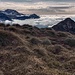 Nei pressi della Cima di Agoredo. A sinistra il gruppo dello Zuccone dei Campelli e i Piani di Bobbio (innevati artificialmente), mentre a destra svetta la Cima d’Agrella.