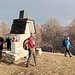 Passaggio in località «Larice Bruciato» (m 1708), dove sorge una cappella dedicata agli alpini caduti in guerra.