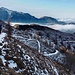 Per tornare seguiremo il bel sentiero che a zig zag che scende sul versante nord della Cima di Agoredo, che ci riporterà alla Bocchetta d’Olino, ben visibile sulla destra della foto.