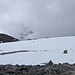 Am flachen, großen Schneefeld im oberen Teil. Meine Verfolger haben Glück, gerade zieht kein Nebel durch