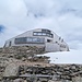 Dann doch lieber mal die neue Hütte anschauen. Erinnert mich spontan ein wenig an die Monte-Rosa-Hütte, auch wenn sie gar nicht so viel gemeinsam haben.