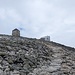 Ziel in Sicht! Links der alte Turm, rechts die neue Hütte.