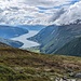 Im Abstieg. Das Wetter hat sich gemacht und zeigt ein paar schöne Wolkenformationen, die die Landschaft noch besser in Szene setzen, als sie ohnehin schon ist.