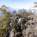 Rückblick zum Brockenfelsen. Circa am Foto-Standpunkt trifft man auf Trittspuren, sie wandeln sich zu einem Pfad ...