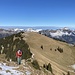 [u Sabine27] auf den letzten Metern zur Schwalmflue; im Hintergrund der eben besuchte Puntel