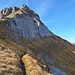 der Bergweg in der Flanke vom Stand