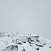 schneebedeckter Grat im Nebel