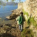 In alcuni tratti il sentiero corre fra il lago ed il muro delle ville.