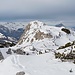 Rückblick: es ist eine Skispur zu sehen und rechts unterhalb ist eine Pistenraupe unterwegs.