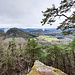 Vom Aussichtspunkt Immersberg hat man einen schönen Blick hinüber zur Burgruine Lindelbrunn und in die sie umgebende Umgebung.