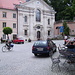 Im Hof von Kloster Weltenburg, rechts der Biergarten.