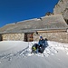 im tiefen Schnee, auf einem, mit einer Holzlatte gebasteltem Sitz, machte ich eine längere Pause auf der Alp Fros.