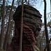 Dieser keulenförmige Turm ist der Keeshäwel; ca. 19 Meter hoch, wurde er wohl schon 1902 durch Ludwig Mann aus Ludwigshafen bestiegen. Der Normalweg ist eine schwere IV.
