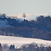29.12.2024: Von der Mänziwilegg schweift der Blick 140 km weit in den französischen Jura zum Grand Montrond. Aufgrund der Luftspiegelungen ist es schwierig zu erkennen, wo genau der Gipfel liegt. Der französische Rundfunk betreibt dort einen UKW-Sender, der die einzelnen Programme auf 89.6, 94.4, 96.7 und 101.1 MHz mit je 25 kW Leistung ausstrahlt. Sie können entsprechend bei uns problemlos gehört werden.

Das Haus mit dem markanten Baum heisst Studweid und liegt zwischen Oberulmiz und dem Hubel (14 km entfernt). Im Vordergrund das Siloah Kühlewil (12 km entfernt).