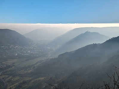 Tolle Nebelstimmung bei Bad Urach. Rechts auf dem Schlossberg die Ruine Hohenurach.