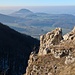 Sechs Namenlose. Betreten der Felsen verboten. Blick mit etwas Zoom zur Achalm bei Reutlingen mit der Burgruine obendrauf. 
