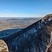 Blick von Olgafelsen (786 m) auf das Ermstal und die Felsgruppe der Sechs Namenlosen (Begehung verboten) an der Traufkante.