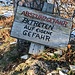 Beim Rossfelsen. Ironischerweise ist das Schild selbst abgestürzt. 