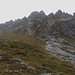 Wir trennen uns an der Westseite. Der Normalweg quert von links her unterhalb der Zähne zum rechten Bildrand. Jochen will die Saladina noch mitnehmen und steigt am rechten Bildrand hoch. Oben die Türme des Nordgrats.