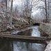 Radvanecký rybník, mit Sandsteinen überwölbter Seeabfluss (Schlucken)