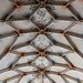 Das gotische Kreuzrippengewölbe der Dettinger Stiftskirche mit bunten Schlusssteinen.