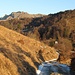 Sempre seguendo la stradina, sullo sfondo compare lo Zuccone dei Campelli, in provincia di Lecco.