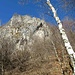 Spesso si passa sotto a delle incombenti pareti di roccia calcarea.