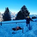 Hannes beim Feuern und Ausgraben der Feuerstelle