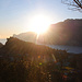 Die Sonne versinkt bald hinter den westlichen Gardaseebergen