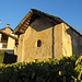 Nel nucleo del paese, fra un gruppo di fienili in buono stato di conservazione, si trova l'antico ossario postmedioevale ad aula quadrata, sui tre lati ha delle arcate cieche postromaniche con decorazioni ad affresco databili al XV secolo