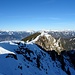 Von den Schafzähnen sieht man auf den Grat zum Schafofen, im Hintergrund Totes Gebirge und Haller Mauern.