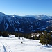 Nun geht es mit Blick auf Dachstein und Grimming wieder von den Schafzähnen hinab...