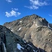 Nordseitig vom Grat kommt die Sonne zu dieser Jahreszeit nicht mehr hin, hier sind die Felsen teils vereist und Schneefelder sind zu queren.