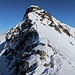 Manche queren mit Ski unter dem ersten Aufschwung vorbei.